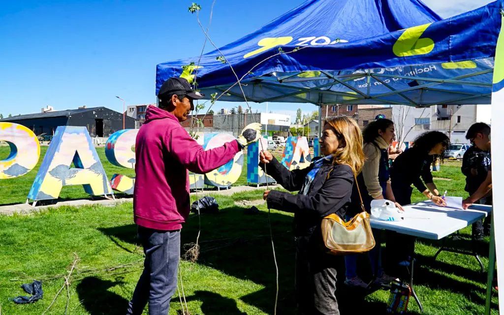 Ambiente-entrego-160-arboles-a-vecinos-de-la-ciudad-1024x640