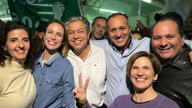 el-gobernador-electo-rolando-figueroa-dirigentes-del-peronismo-que-lo-acompanaron-un-acto-cutral-co