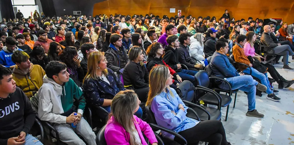 WEB-JUNTO-A-500-ESTUDIANTES-GUTIERREZ-CERRO-LA-SEGUNDA-EDICION-DE-CONOCE-Y-PROYECTATE-4