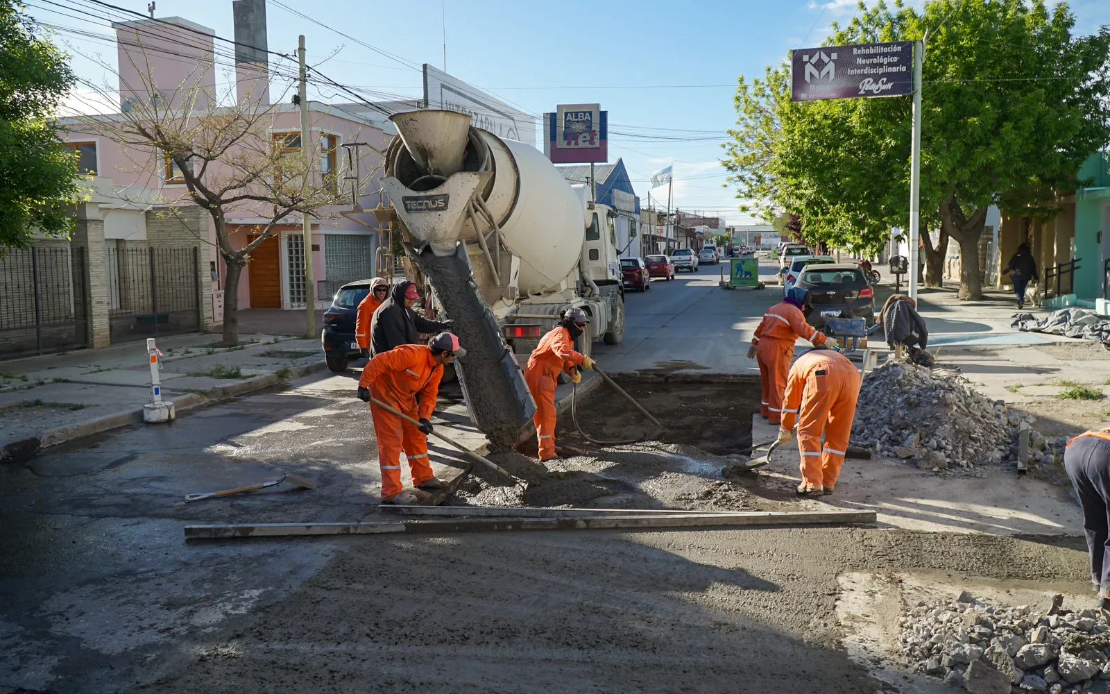 Avanzan los trabajos de mejora vial en distintos barrios de la ciudad