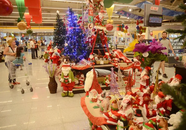 calculadora-mano-esta-navidad-habra-que-sacar-cuentas-una-vez-mas-los-comercios-aun-hay-opciones-todos-los-gustos-y-posibilidades