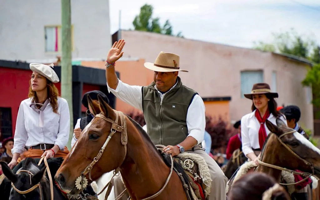 Zapala-celebra-el-Mes-de-la-Tradicion-con-un-emotivo-desfile-1-1024x640