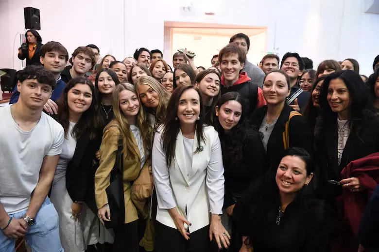 victoria-villarruel-junto-a-estudiantes