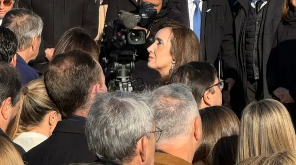 durante-la-entonacion-del-himno-quedo-de-espaldas-al-presidente-javier-milei-gentileza-letra-p-lucio-di-giuseppe-SB6QD4YFBZHPBNSU5YCFUYJVUU
