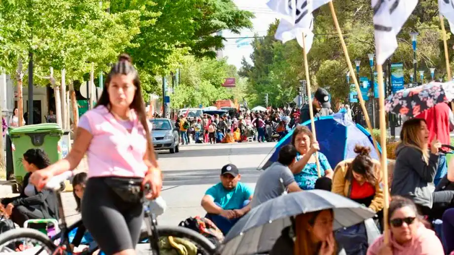 Neuquen-organizaciones-sociales-acampan-en-av-argentina-foto-Mati-Subat-09