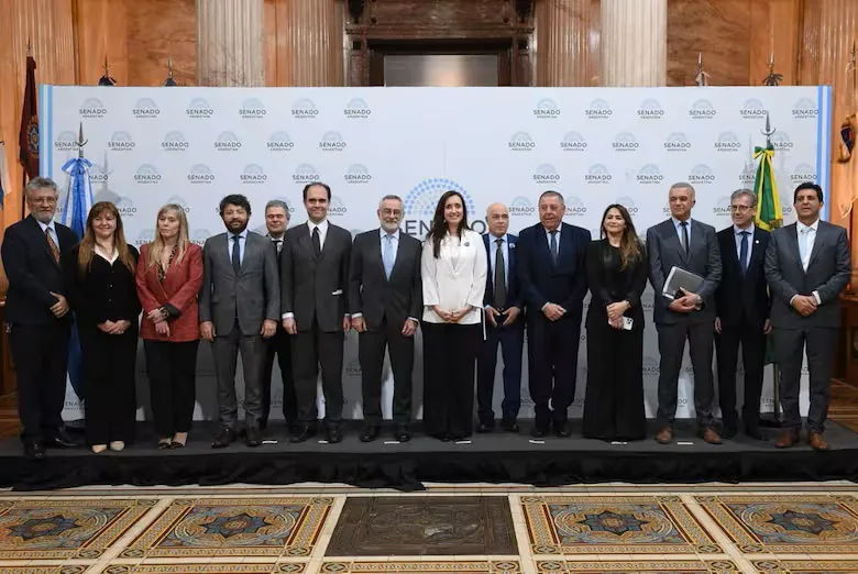 villarruel-recibio-al-embajador