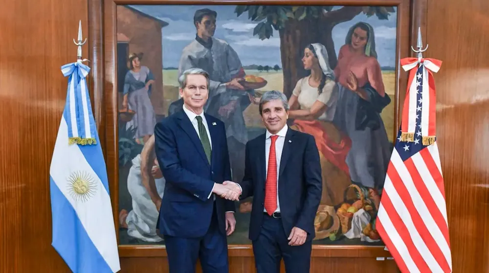 el-secretario-del-tesoro-de-eeuu-scott-bessent-con-el-ministro-de-economia-argentino-luis-caputo-durante-su-visita-al-pais-en-abril-de-2025-foto-luiscaputoarx-767Z2ZESGRAU3NJAV7J7EFEONE