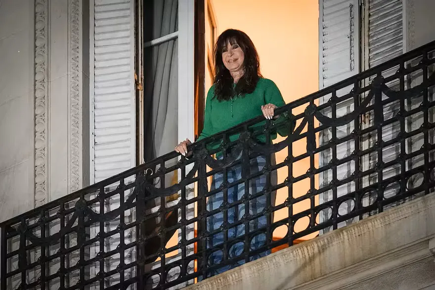cristina-kirchner-en-el-balcon-del-segundo-piso-6HN73HQHTBFBXDKE2P5Z7BMKY4