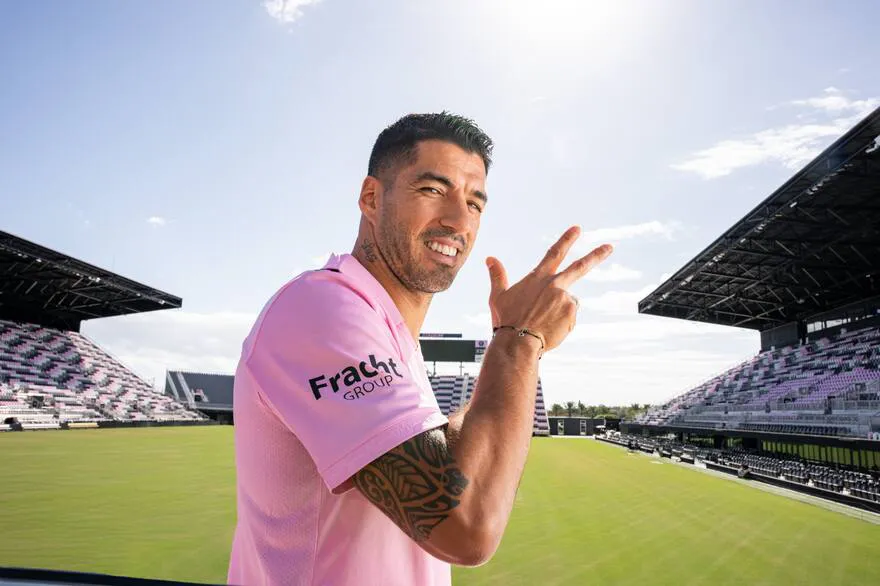 luis-suarez-en-la-presentacion-como-jugador-de-X3OEVW2EH5E5JDC34Z67PCIH2A