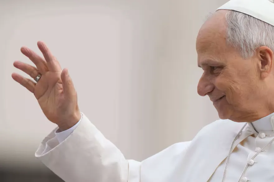 el-papa-leon-xiv-llega-a-su-audiencia-general-6CWBVGMVU5FCLOAB4UQARE2JHU