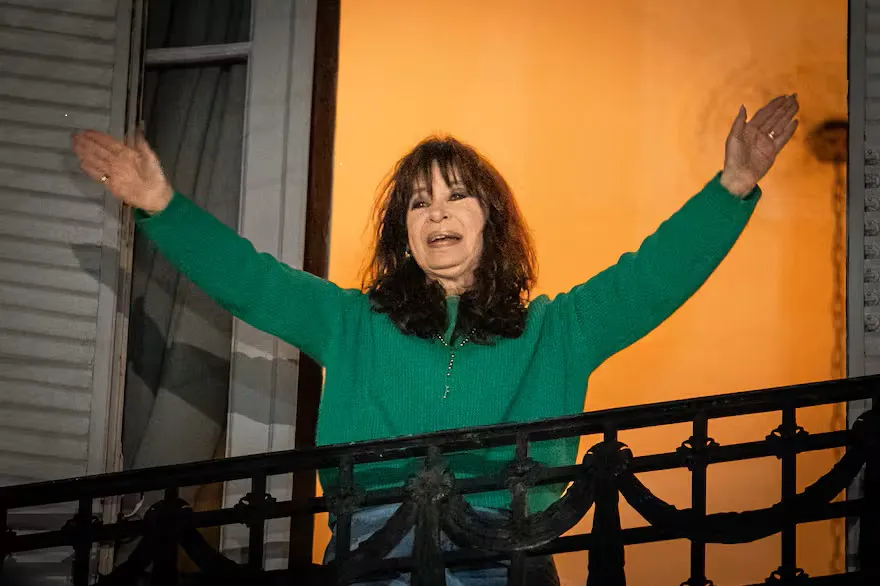 cristina-kirchner-en-el-balcon-de-su-casa-donde-Y5E3XQHNXNHKTHU5Y5MSK7KPAY