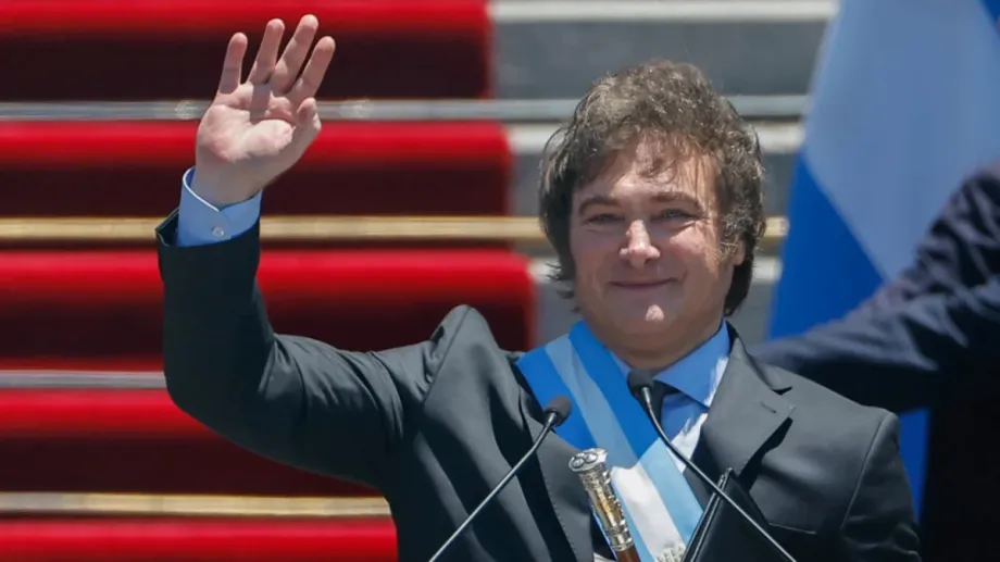 presidente-electo-argentina-javier-milei-saluda-asistentes-despues-jurar-como-proximo-jefe-estado_98-e1705268340797