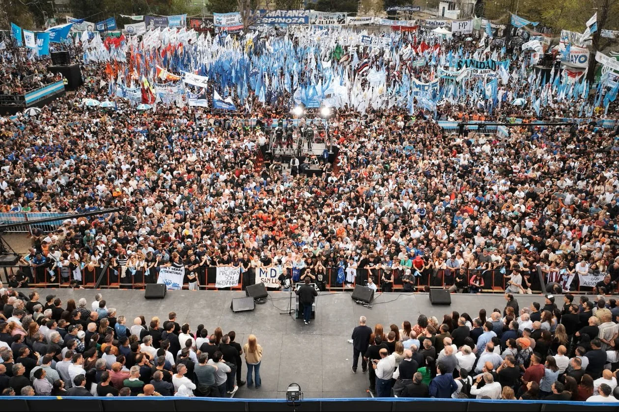 axel-acto-detrass-escenario