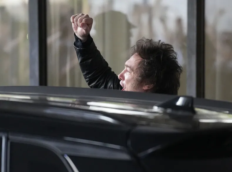 milei-saliendo-autojpg