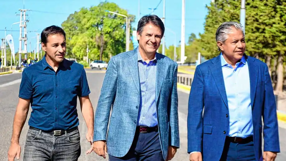 Neuquen-figueroa-gaido-entregan-camiones-y-maquinaria-para-municipio-foto-mati-subat-6