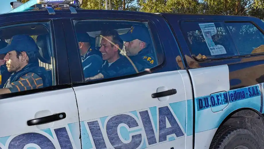 Viedma-Detencion-y-traslado-de-Fred-Machado-foto-Mauricio-Martin-2