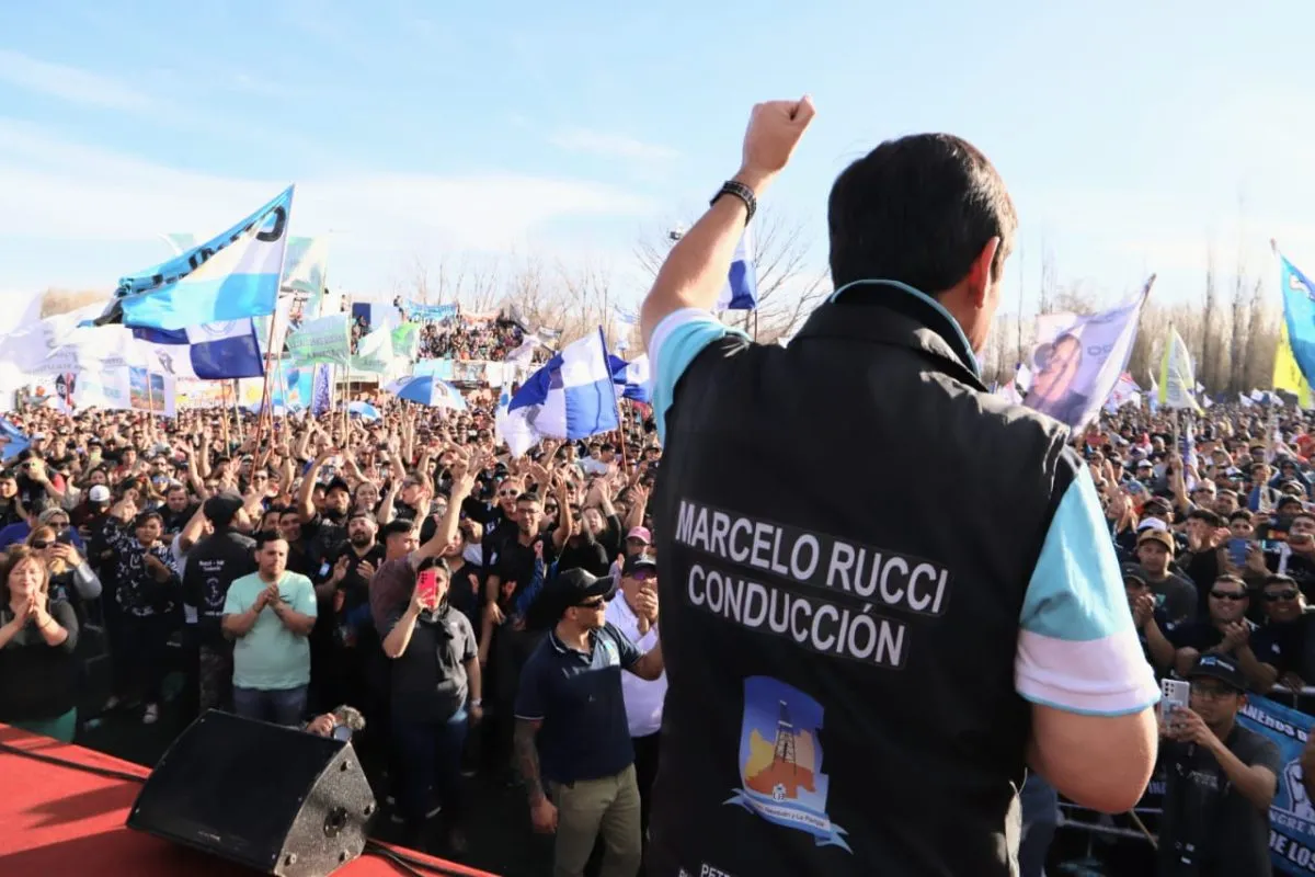 Rincon-de-los-Sauces-Asamblea-petroleros-con-Rolando-Figueroa-Fabian-Ceballos-14-e1696440462821