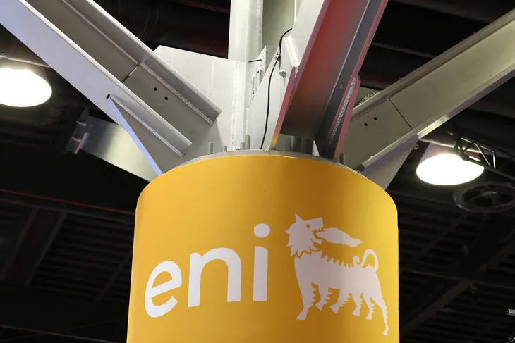 foto-archivo-el-logo-la-multinacional-energetica-italiana-eni-se-muestra-su-stand-la-feria-comercial-energia-lng-2023-vancouver-columbia-britanica-canada-el-12-julio-de