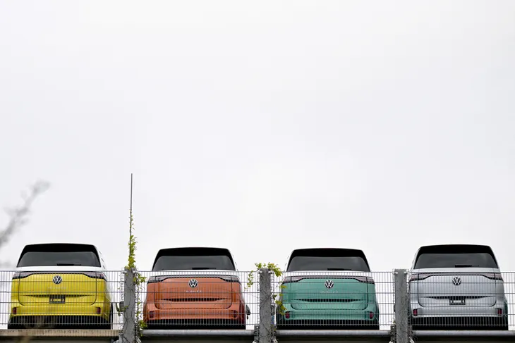 foto-archivo-vehiculos-electricos-volkswagen-id-buzz-alineados-la-planta-la-empresa-hanover-alemania-17-diciembre-2024-reutersfabian-bimmerarchivo