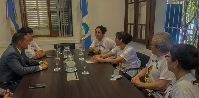 WEB-Nicolini-con-familiares-del-soldado-Cordoba-2-696x344