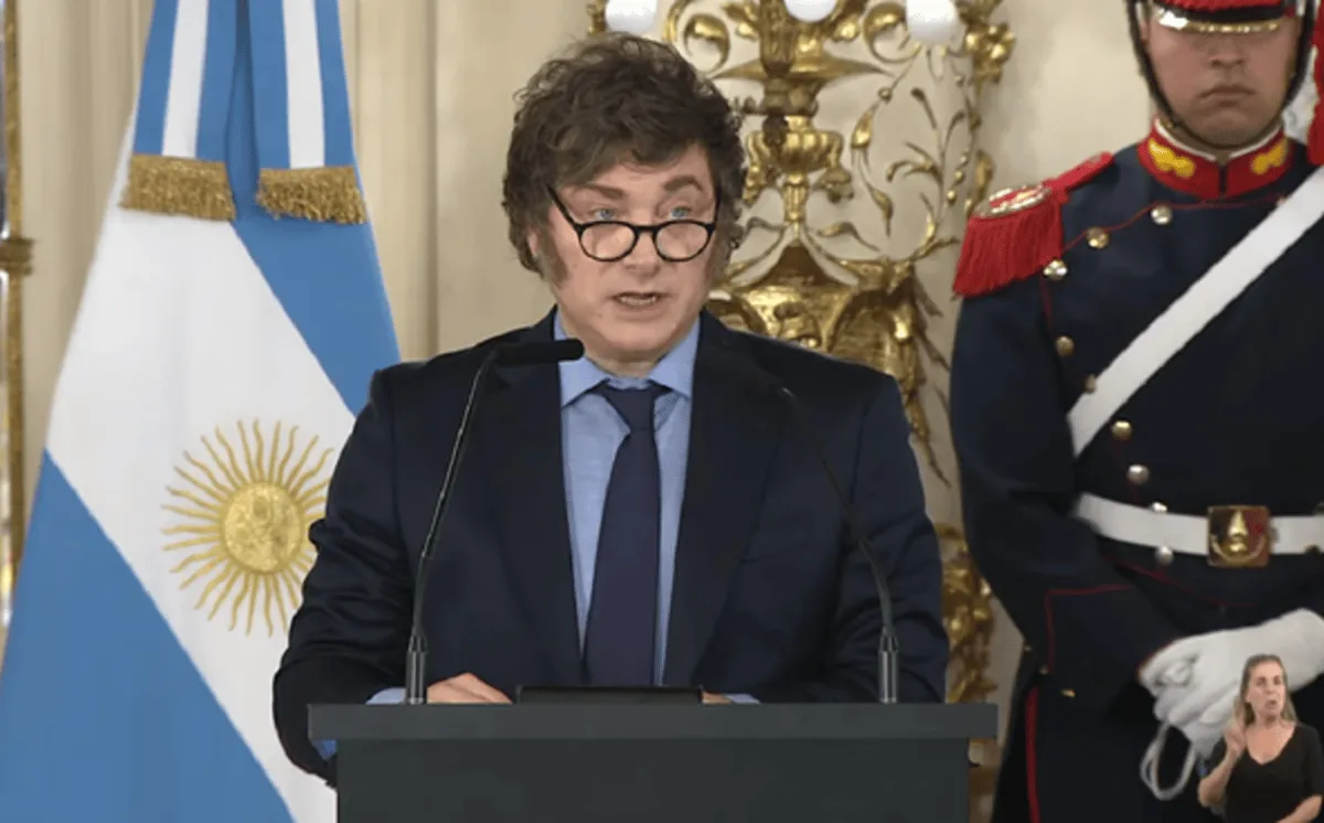 milei_entrega_sables.png_1412772615