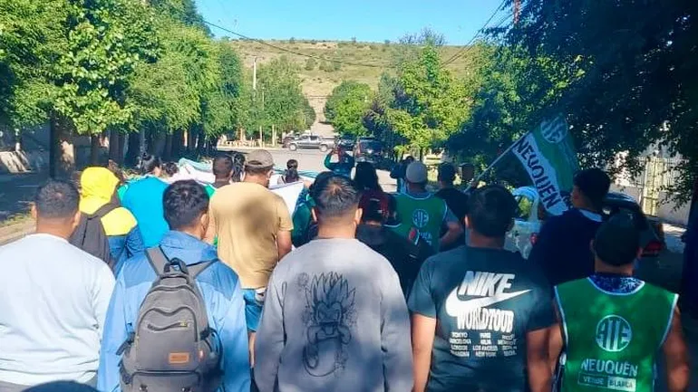 el-gremio-ate-lanzo-un-paro-y-marcho-las-calles-del-pueblo-pidiendo-la-renovacion-los-contratos-caidos
