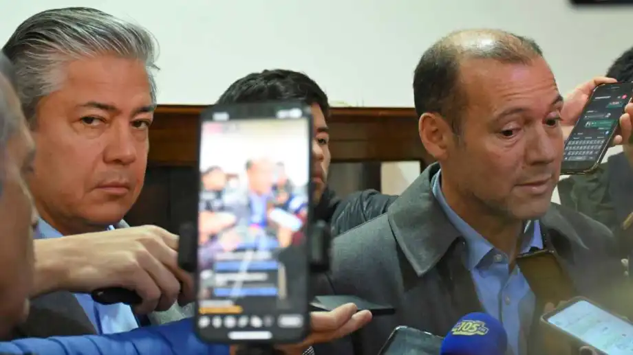 Neuquen-Reunion-de-transicion-Omar-Gutierrez-y-Rolando-Figueroa-salto-9