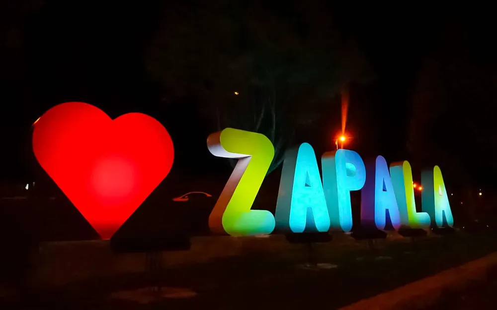 Cartel-Zapala-Iluminado-Noche