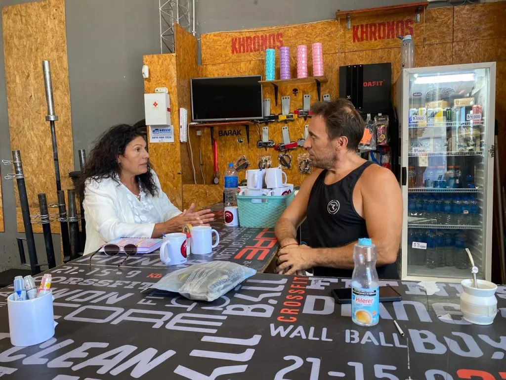 funcionarios-con-vecinos-mosconi-1024x768