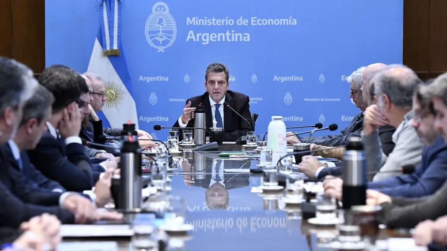 web-foto-20230626-sergio-massa-equipo-economico-prensa-2