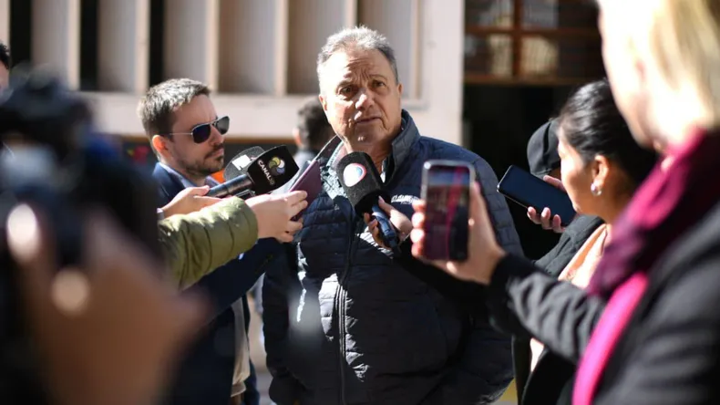 carlos-eguia-neuquen-rodeado-periodistas