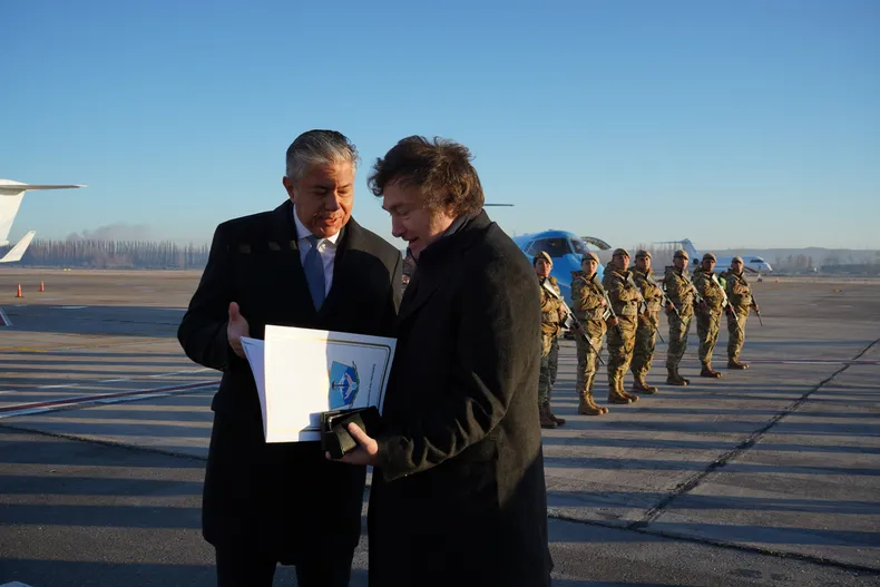 javier-milei-se-lleva-un-obsequio-rolando-figueroa